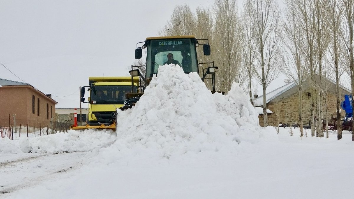 Ağrı'da ulaşıma kapanan 102 köy yolu açıldı