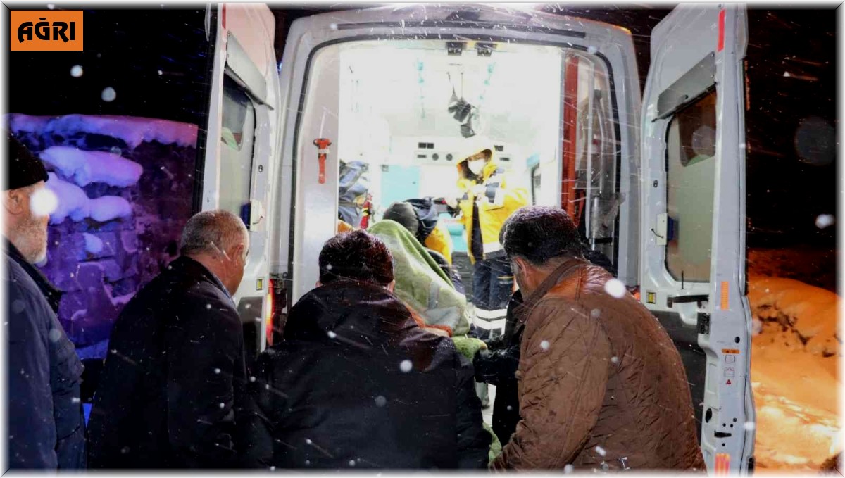Ağrı'da ulaşıma kapanan köyde hastalanan 92 yaşındaki yaşlı adam için ekipler seferber oldu