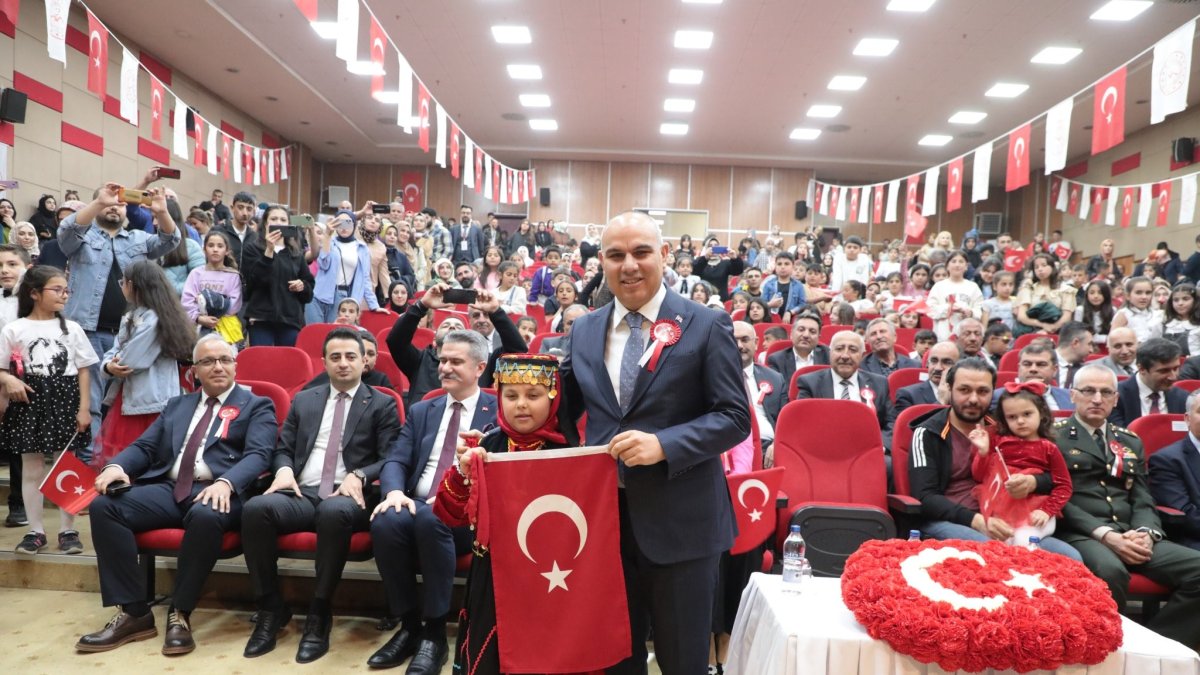 Ağrı'da, Ulusal Egemenlik ve Çocuk Bayramı coşkuyla kutlandı