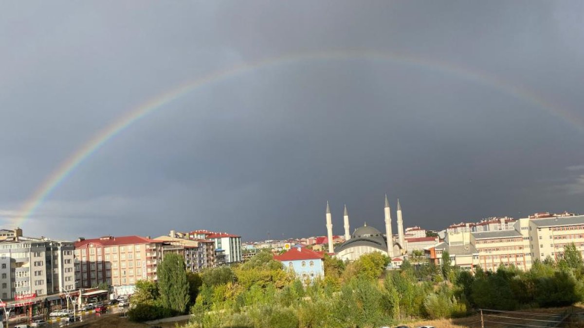 Ağrı'da yağmur sonrası gökkuşağı mest etti