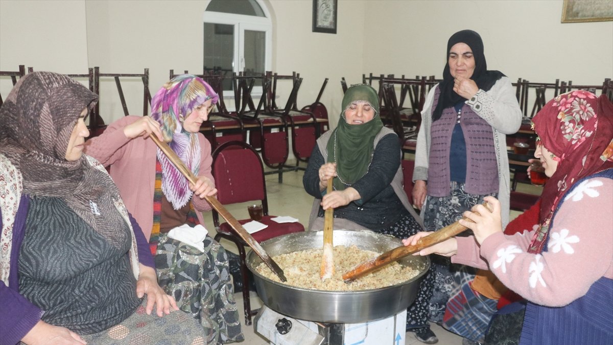 Ağrı'da yaşatılan mevlit helvası geleneği acı günde dayanışma ruhunu simgeliyor