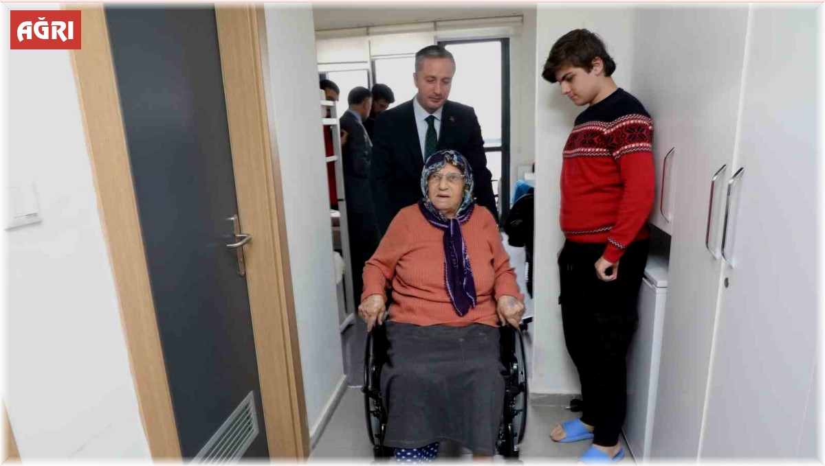 Ağrı'da yaşlı depremzede kadına tekerlekli sandalye verildi