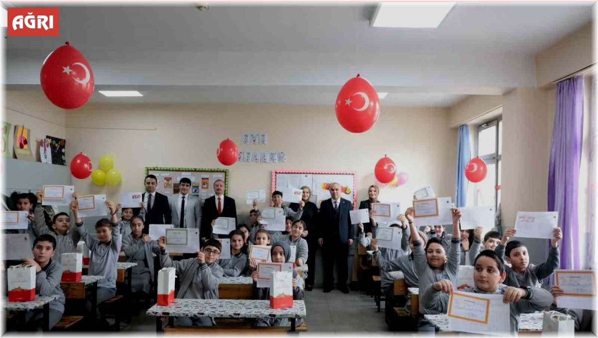 Ağrı'da yeniden okula kazandırılan çocuklar karne heyecanı yaşadı