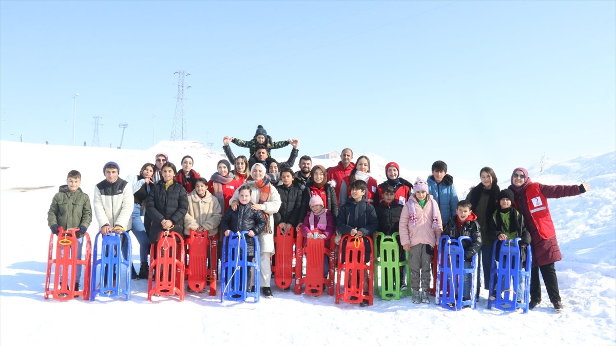 Ağrı'da yetim çocuklar Küpkıran Kayak Merkezi'nde kızakla kayarak eğlendi
