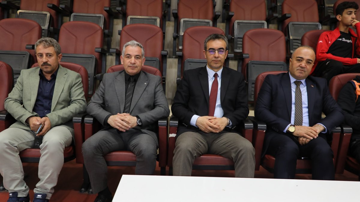 Ağrı'da, Yıldız Erkekler Voleybol Altyapı Yarı Final Maçları Devam Ediyor