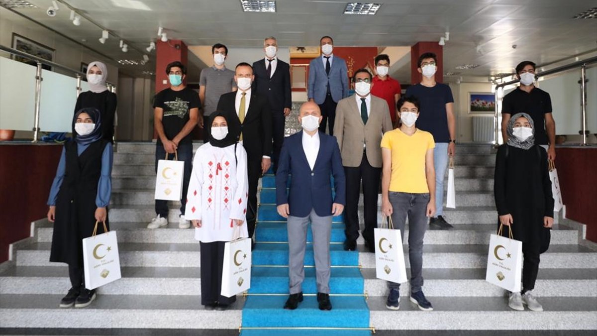Ağrı'da, YKS'de başarılı olan öğrenciler Vali Osman Varol'u ziyaret etti