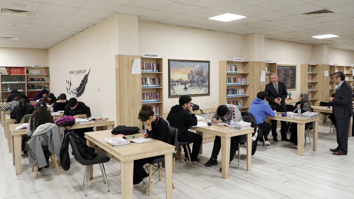 Ağrı'da YKS'ye hazırlanan öğrencilere çözüm masaları ve rehberlik desteği