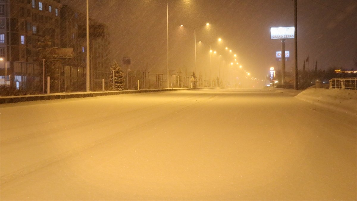 Ağrı'da yoğun kar yağışı etkisini sürdürüyor