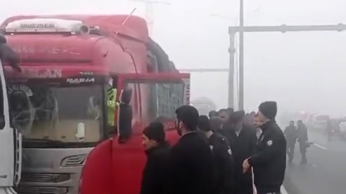 Ağrı'da yoğun sis, 3 araç kaza yaptı