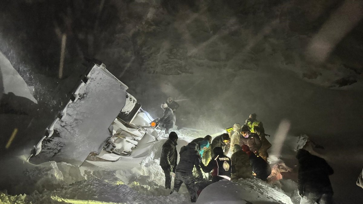 Ağrı'da yol açma çalışması yapan iş makinesi uçuruma yuvarlandı