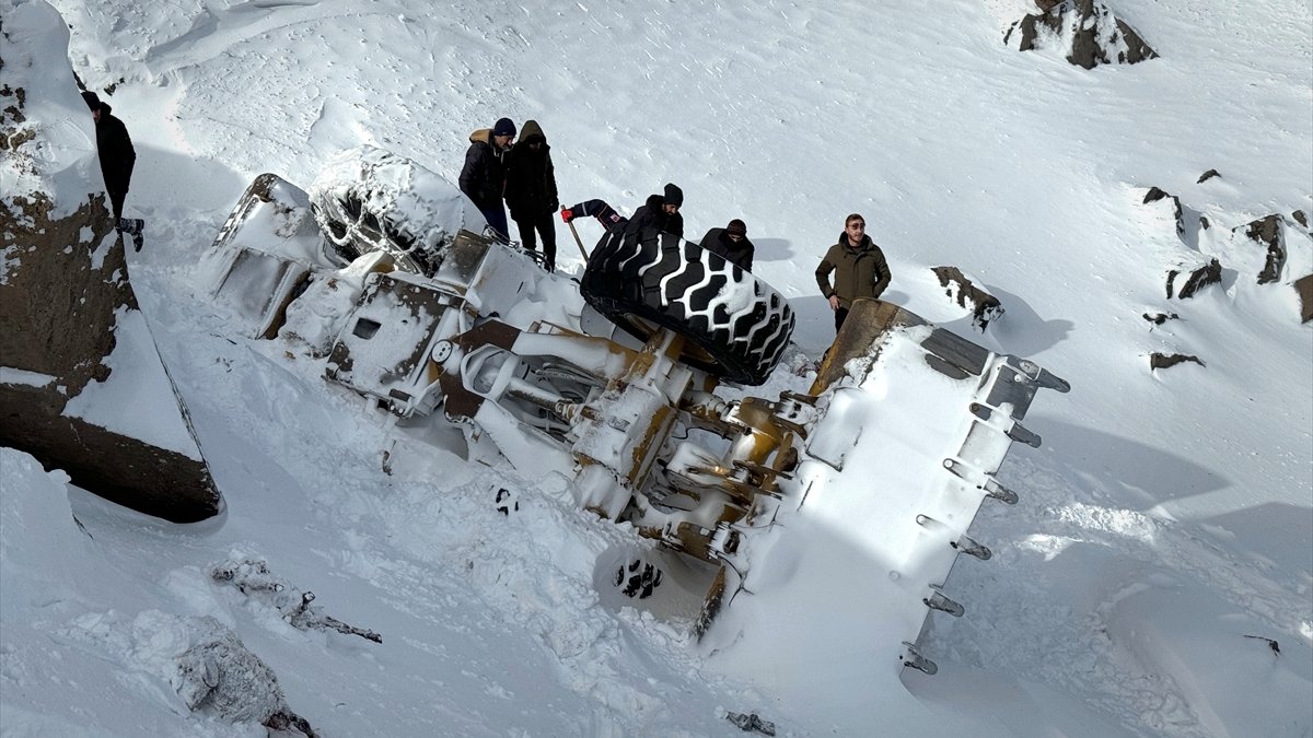 Ağrı'da yol açma çalışması yapan iş makinesi uçuruma yuvarlandı, 4 kişi öldü