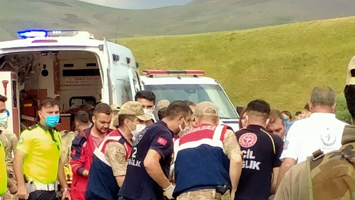 Ağrı'da yolcu otobüsü devrildi: 27 yaralı
