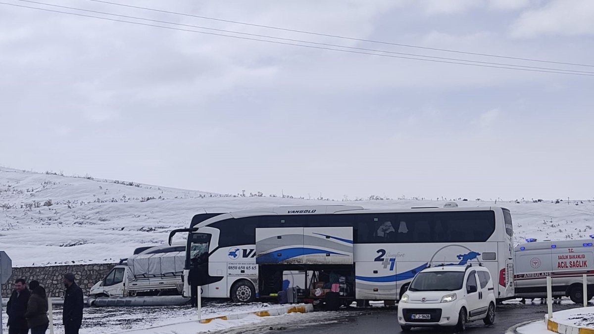 Ağrı'da yolcu otobüsü ile kamyonet çarpıştı: 11 yaralı