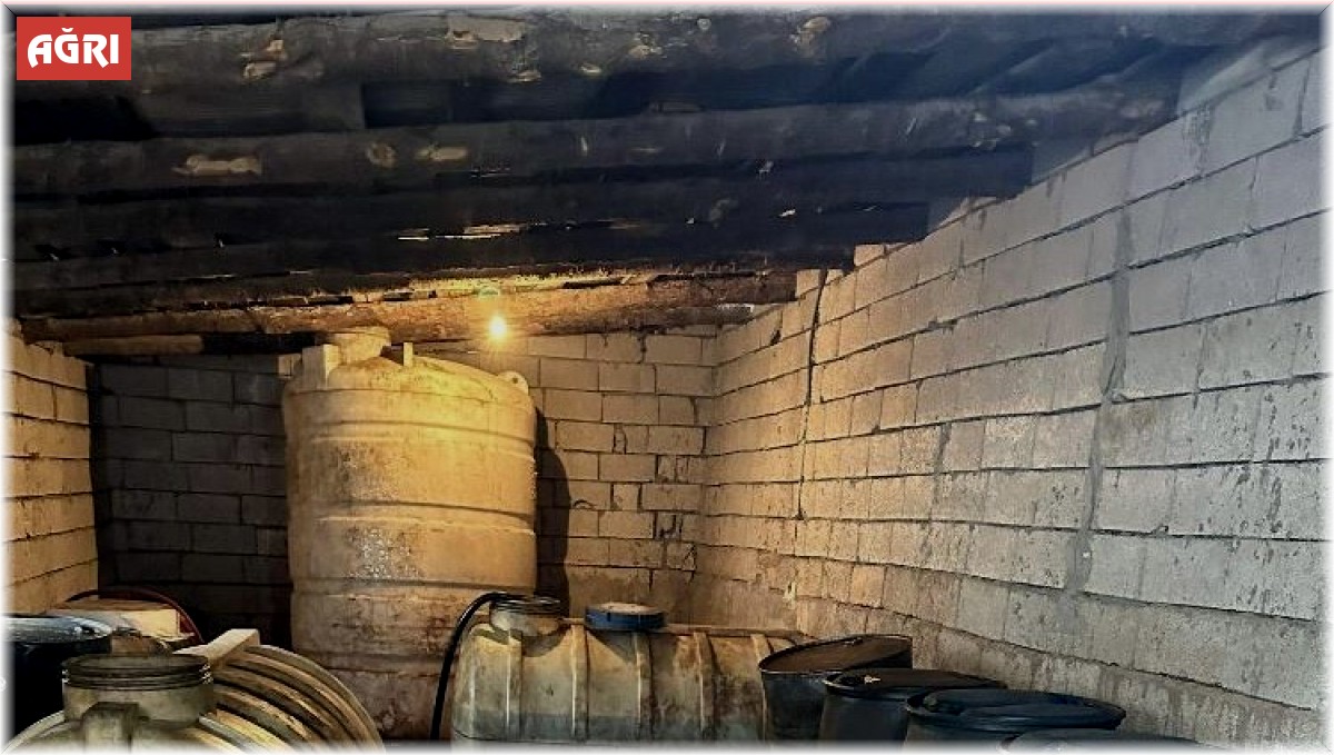 Ağrı'da yüklü miktarda kaçak motorin ele geçirildi