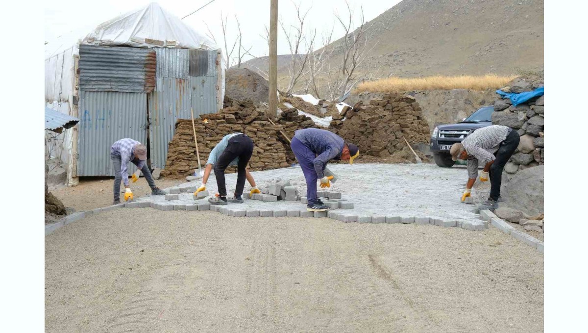 Ağrı'da Yuvacık Köyü'ne Asfalt, Alakoçlu Köyü'ne Kilit Parke Yapıldı