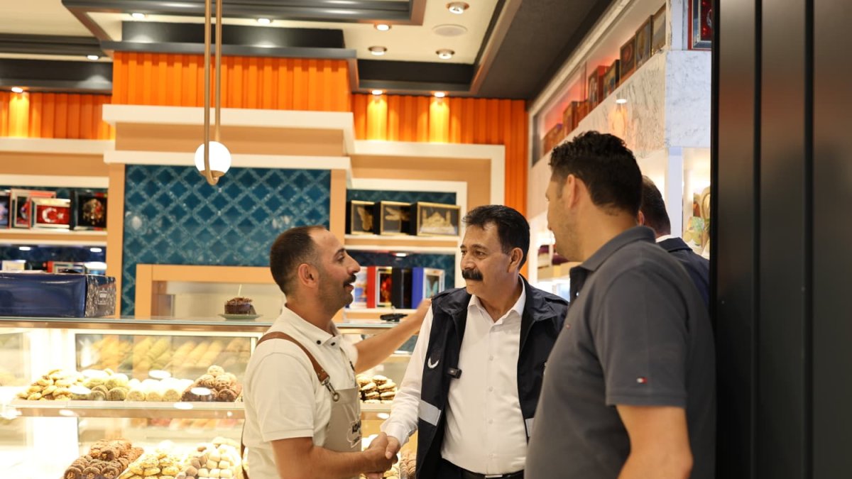 Ağrı'da Zabıta üniformasını giyip sahaya çıktı: Memet Akkuş esnafı denetledi