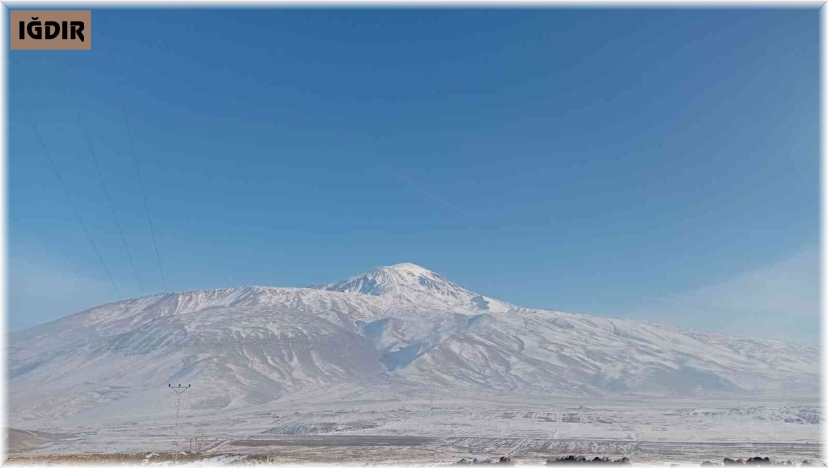 Ağrı Dağı beyaz gelinliği ile görenleri büyülüyor