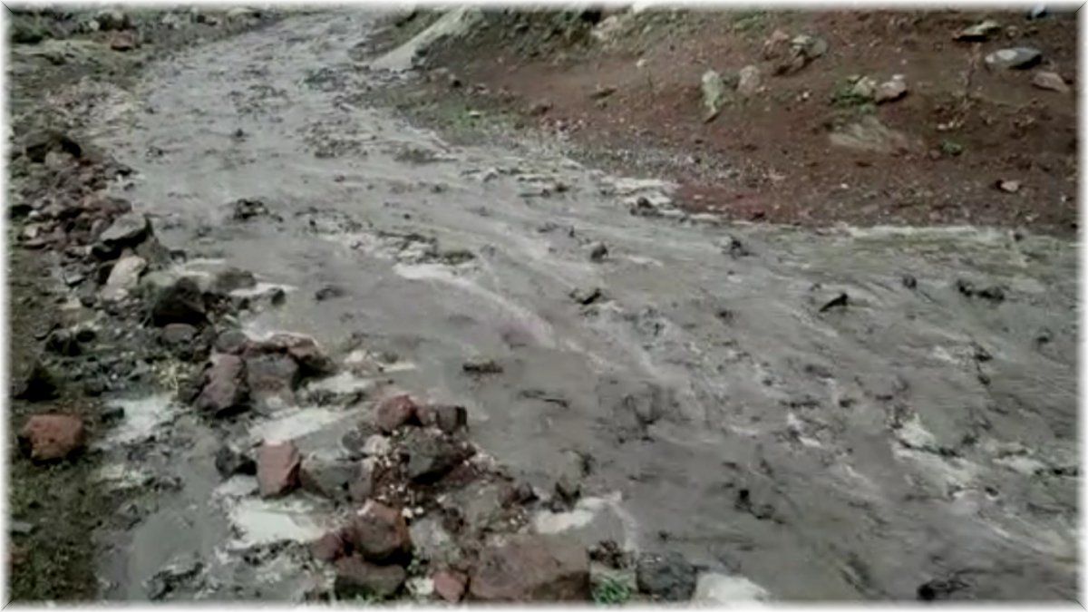 Ağrı Dağı eteğindeki köylerde sel meydana geldi