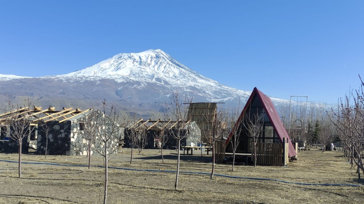 Ağrı Dağı eteklerinde çorak araziyi meyve bahçesi ve bungalovlarla turizme dönüştürdü