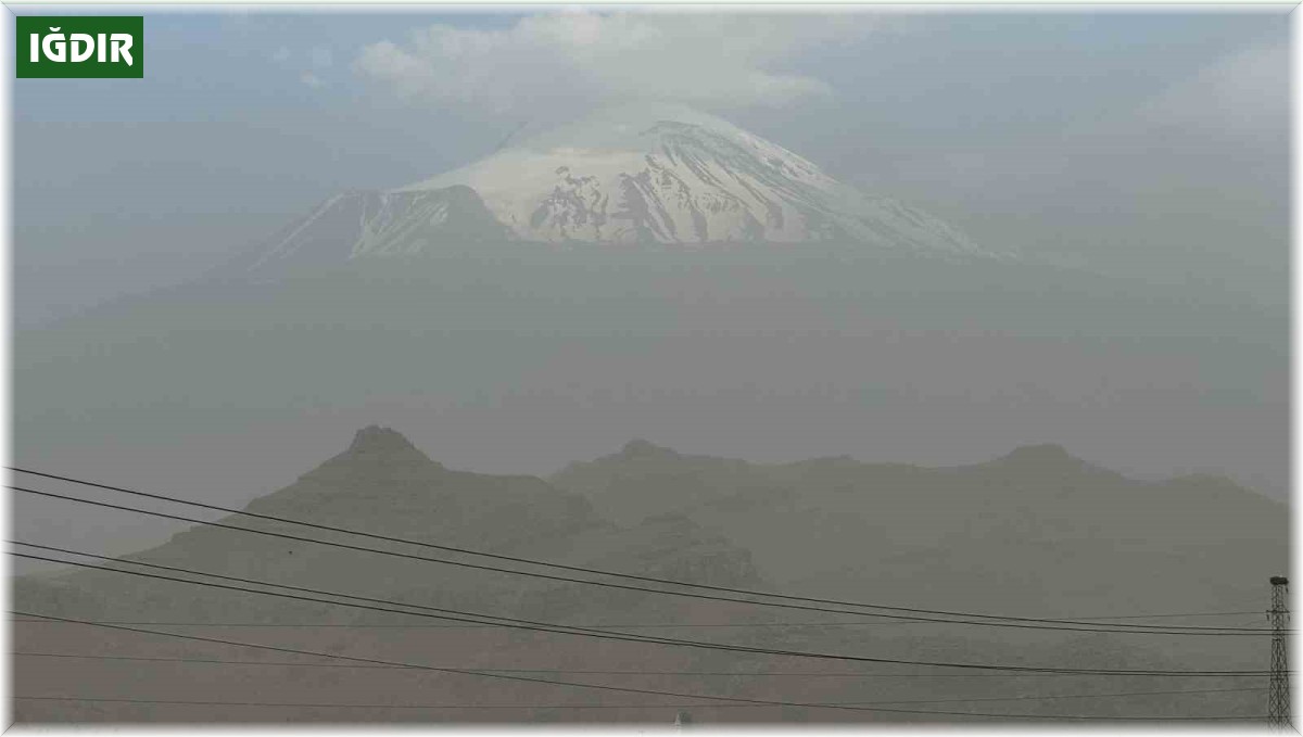 Ağrı Dağı eteklerinde fırtına sonrası toz bulutu oluştu
