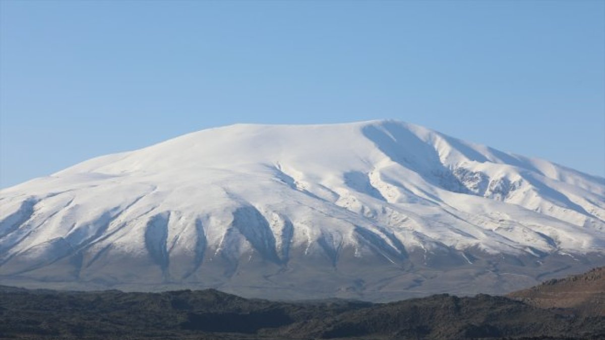 Ağrı Dağı kar yağışıyla yeniden beyaza büründü