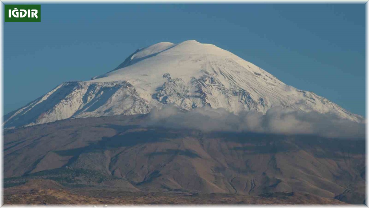Ağrı Dağı'na mevsimin ilk karı yağdı