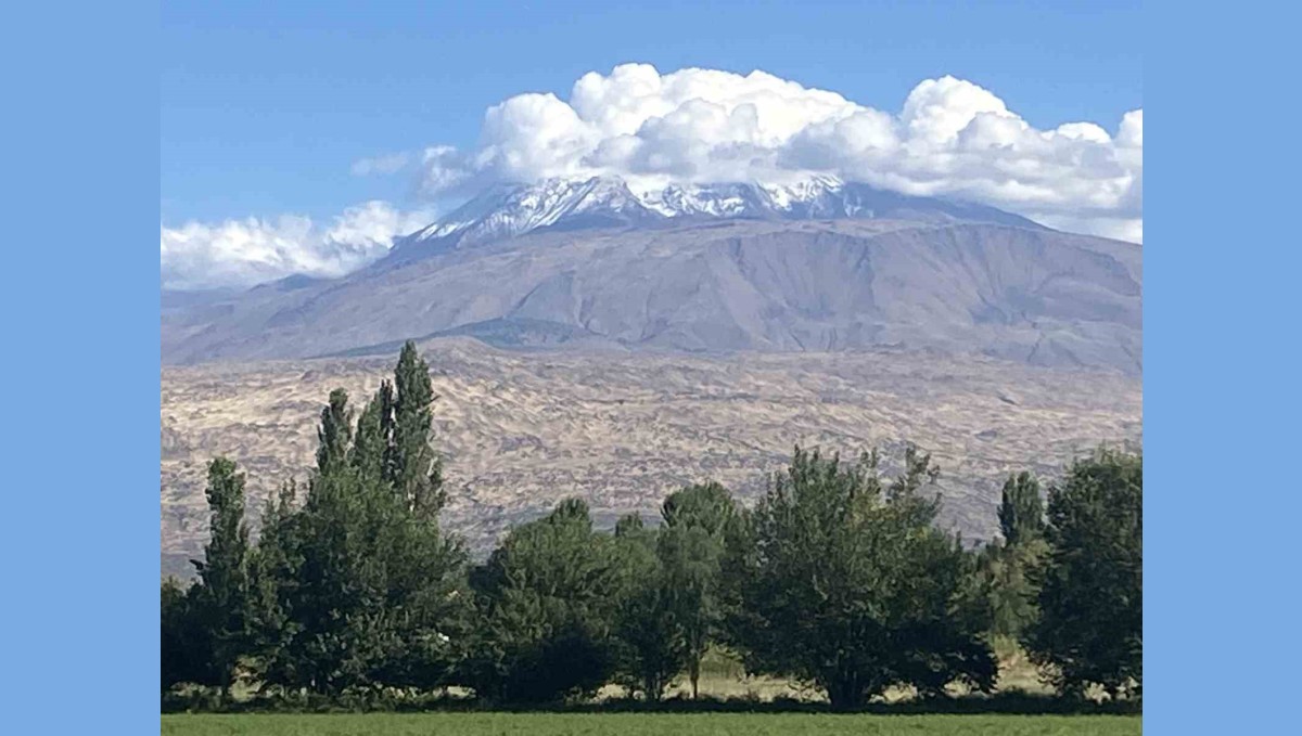 Ağrı Dağı'na mevsimin ilk karı yağdı