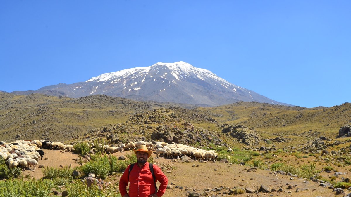 Ağrı Dağı'na tırmandı, 3 dağ arasında bağ keşfetti