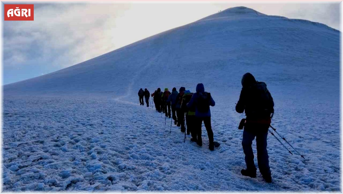 Ağrı Dağı'na zorlu tırmanış