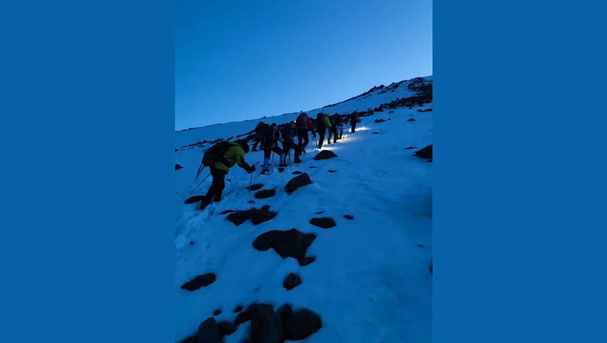 Ağrı Dağı'nda 9 Kişilik Dağcı Grubu Kar Altında Zirve Tırmanışına Başladı