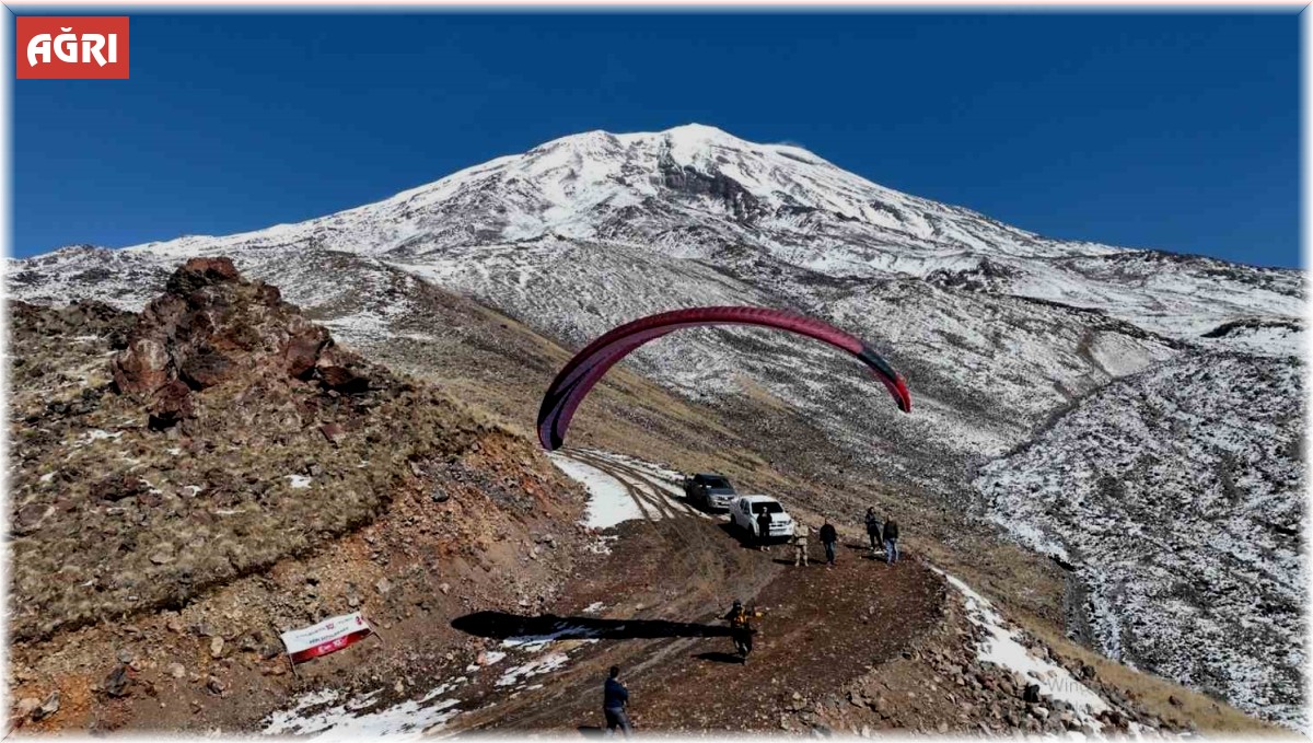 Ağrı Dağı'nda Cumhuriyet Bayramı coşkusu yamaç paraşütüyle yaşandı