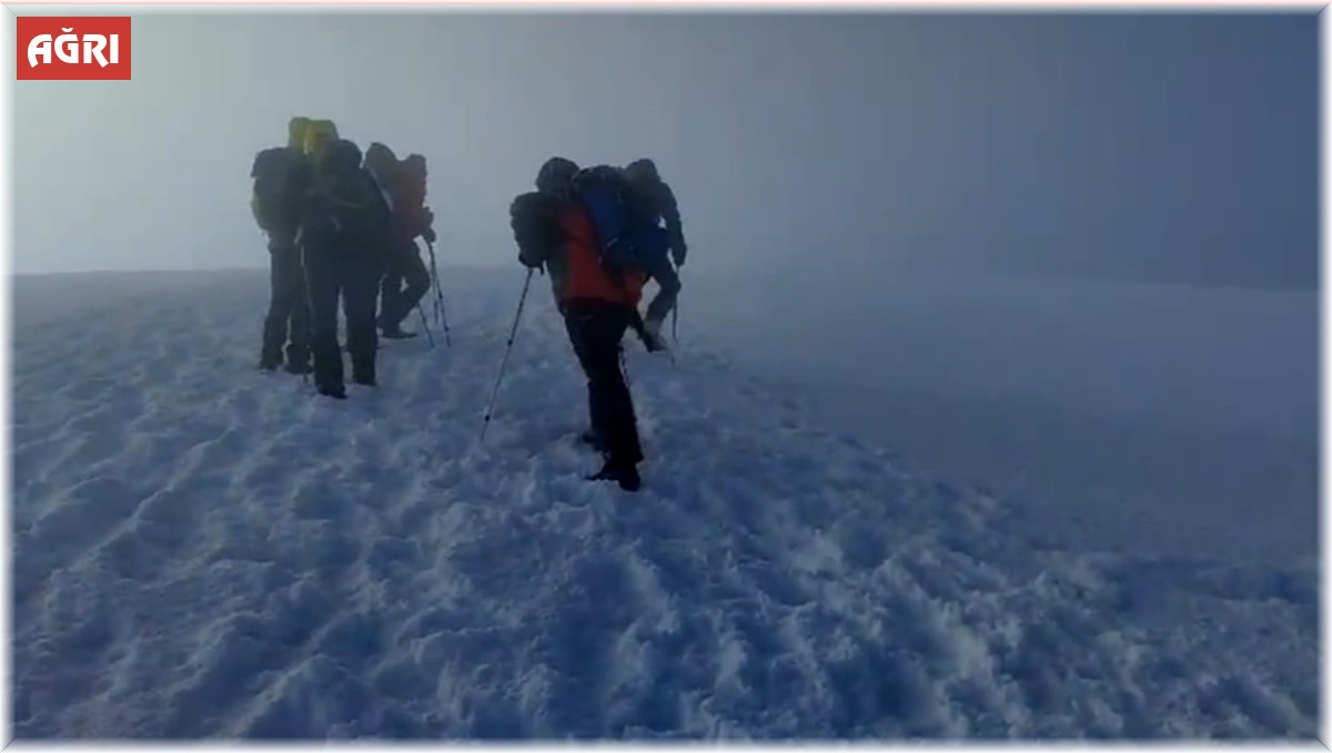 Ağrı Dağı'nda dağcılar kar ve fırtınaya rağmen zirveye ulaştı