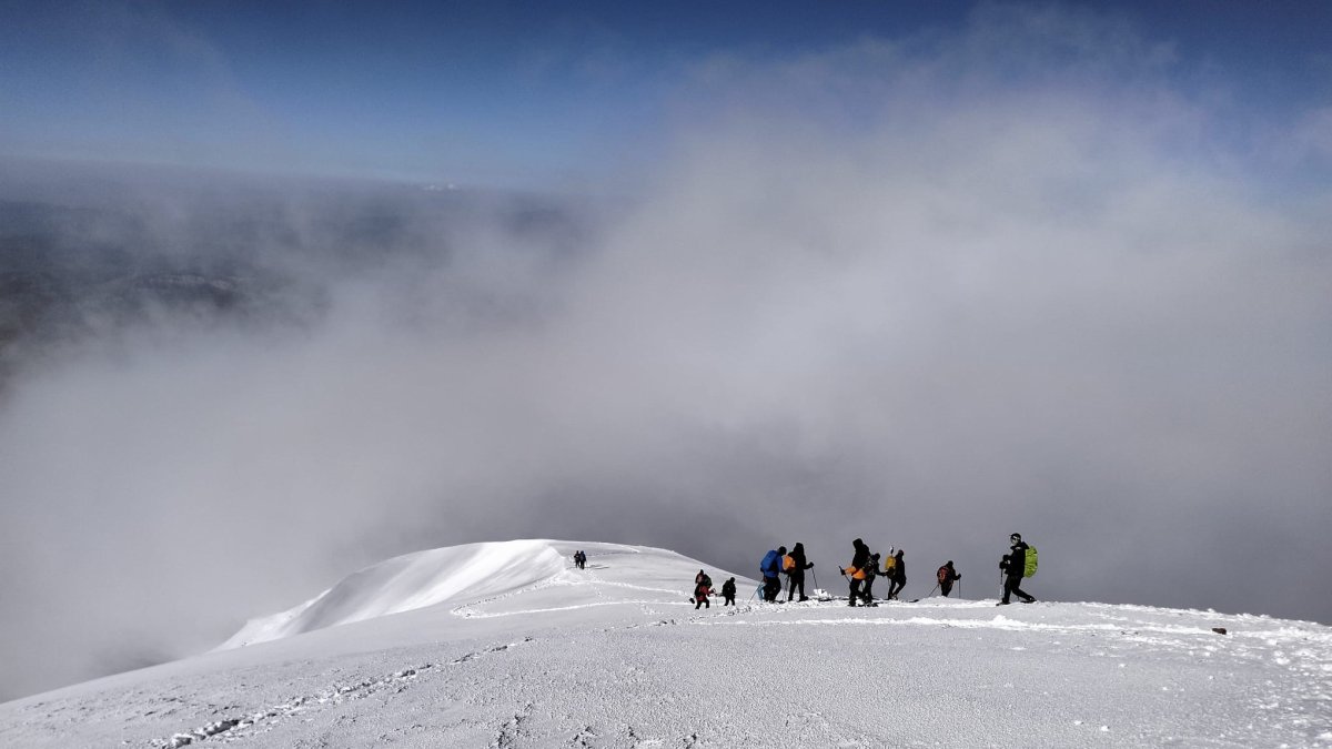 Ağrı Dağı'nda dağcılar kar ve fırtınaya rağmen zirveye ulaştı