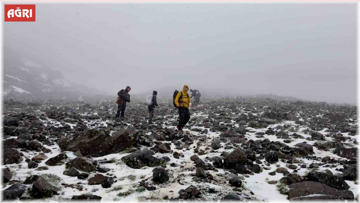 Ağrı Dağı'nda, dağcılara kar ve tipi engeli
