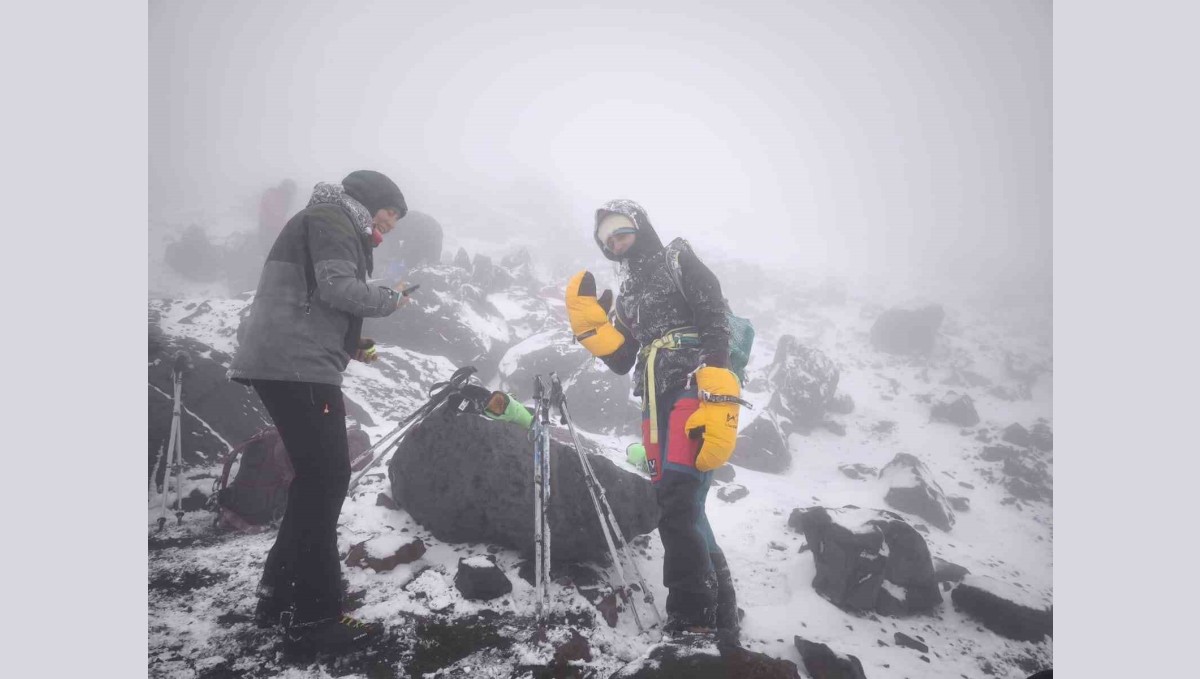 Ağrı Dağı'nda dondurucu soğukta başarılı zirve tırmanışı