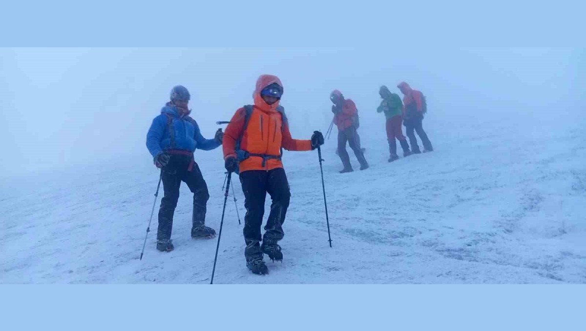 Ağrı Dağı'nda kar ve fırtına, dağcılara zorlu anlar yaşattı