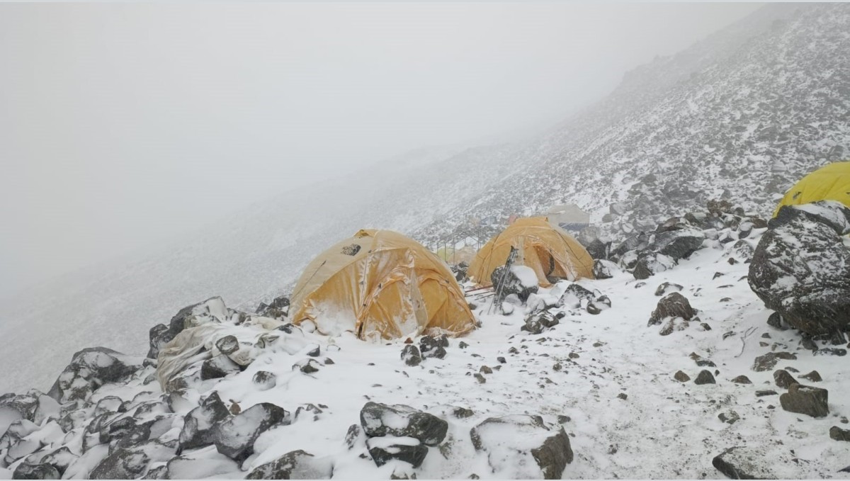 Ağrı Dağı'nda Kar ve Tipi Zirve Tırmanışını Durdurdu