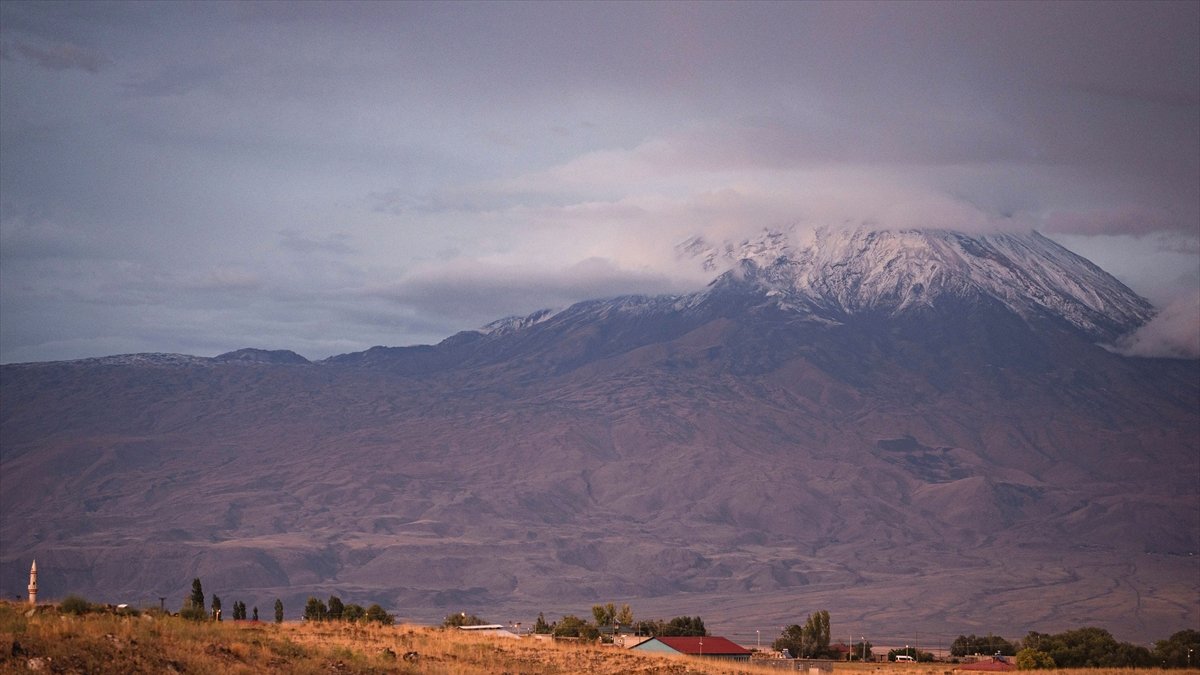 Ağrı Dağı'nda kar yağışı etkili oldu
