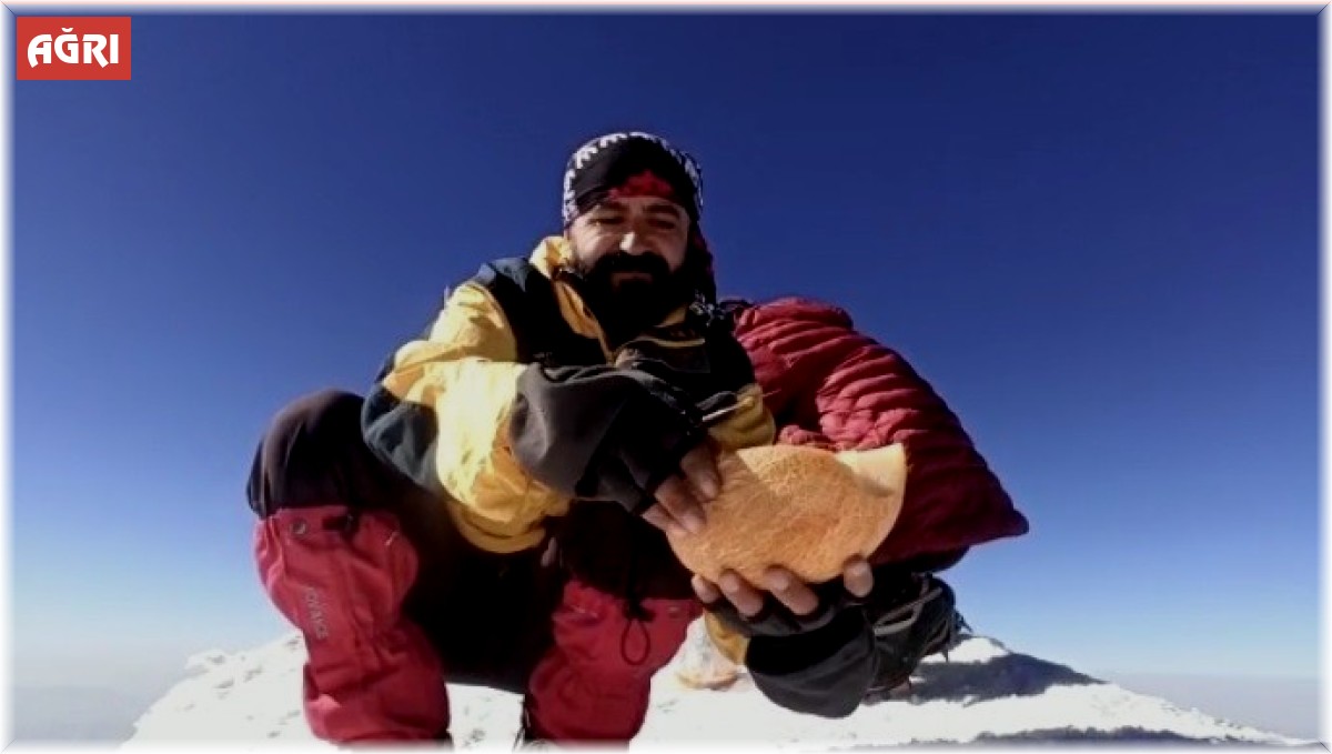 Ağrı Dağı'nda kavun kesip çevre sorununa dikkat çektiler