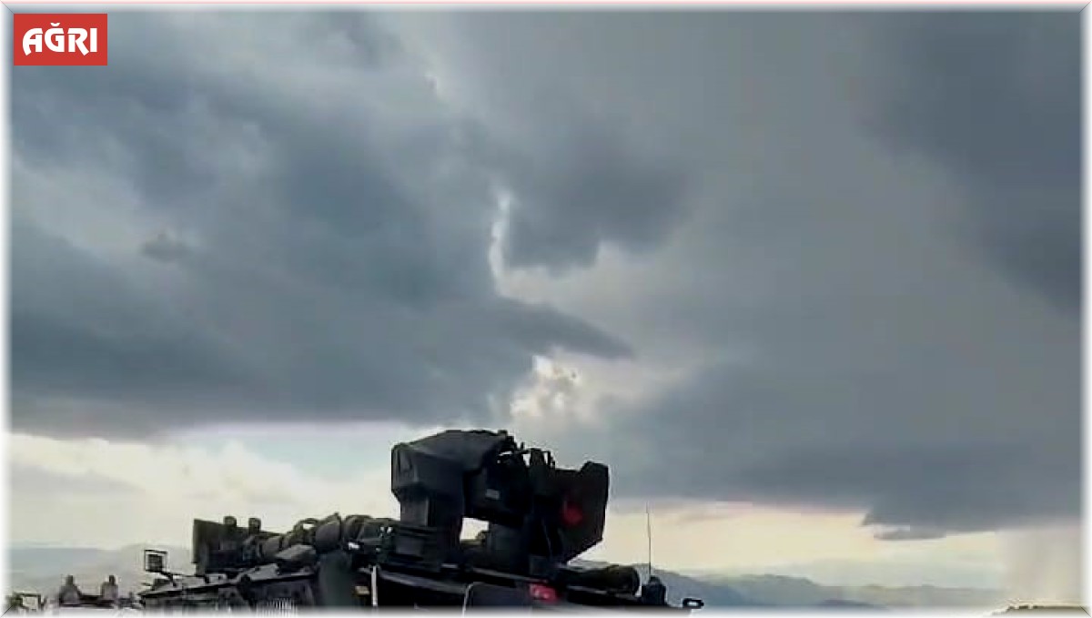 Ağrı Dağı'nda sel felaketi: Dağcılar ve turistler mahsur kaldı