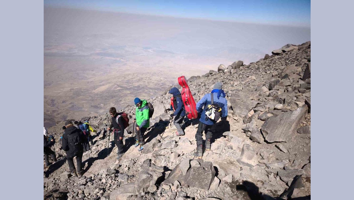 Ağrı Dağı'nda sıcak hava kayaları yerinden oynattı