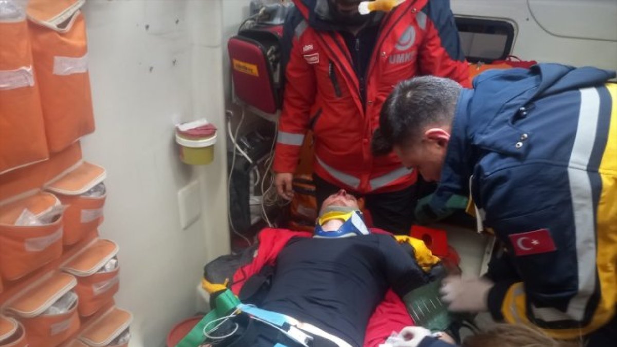 Ağrı Dağı'nda zirveye yakın bölgede düşerek yaralanan Ukraynalı turist kurtarıldı