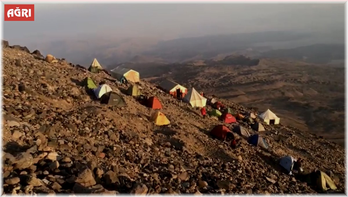 Ağrı Dağı'ndan düşen kayalar dağcıları korkuttu
