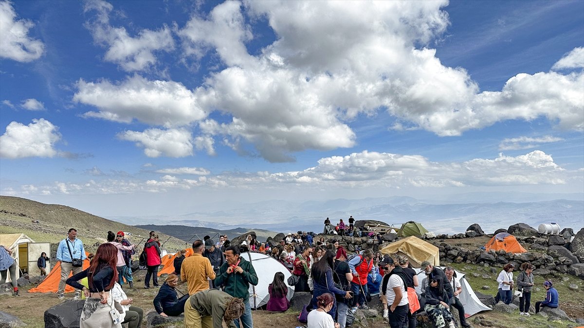 Ağrı Dağı'nın 3 Bin 200 Rakımlı Ana Kampında Panayır Havası: Dünyanın Dört Bir Yanından Dağcılar Buluşuyor