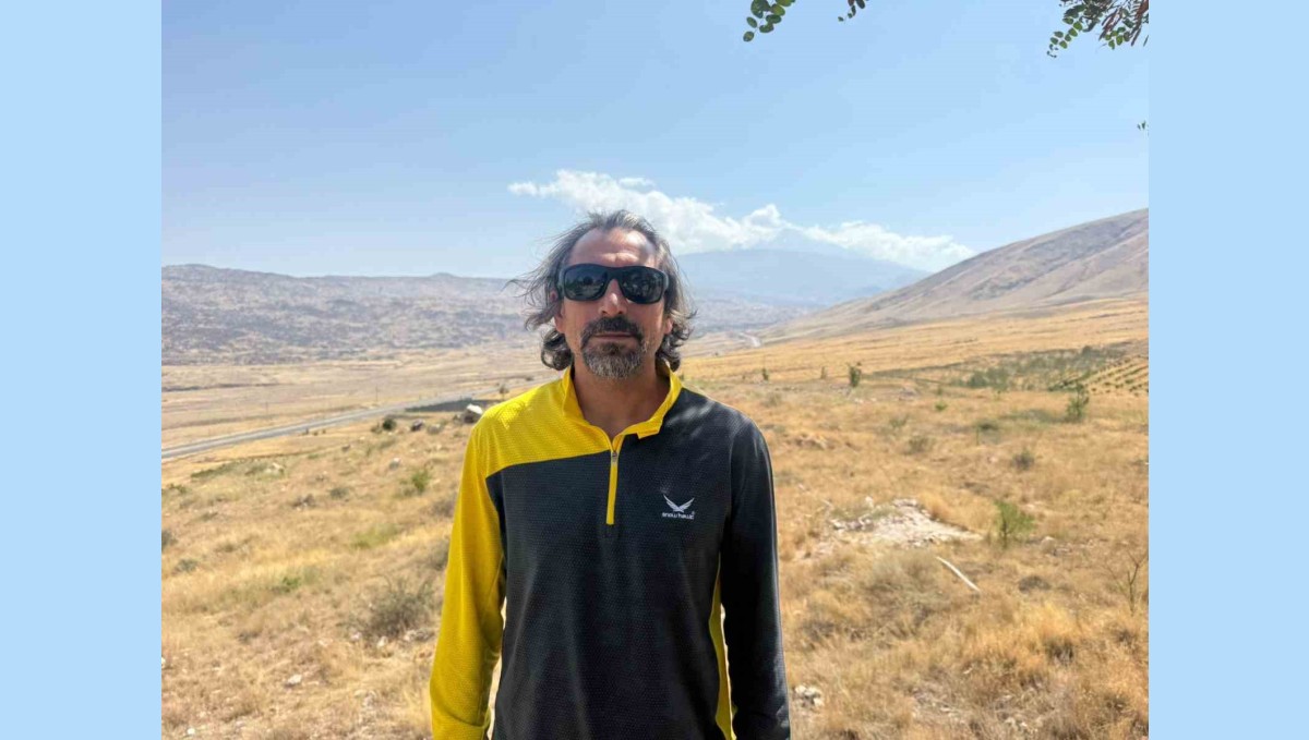 Ağrı Dağı'nın zirvesinde buzul çatlakları görüntülendi