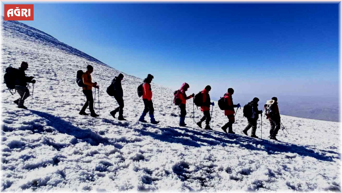 Ağrı Dağı'nın zirvesinde çay içip kahvaltı yaptılar