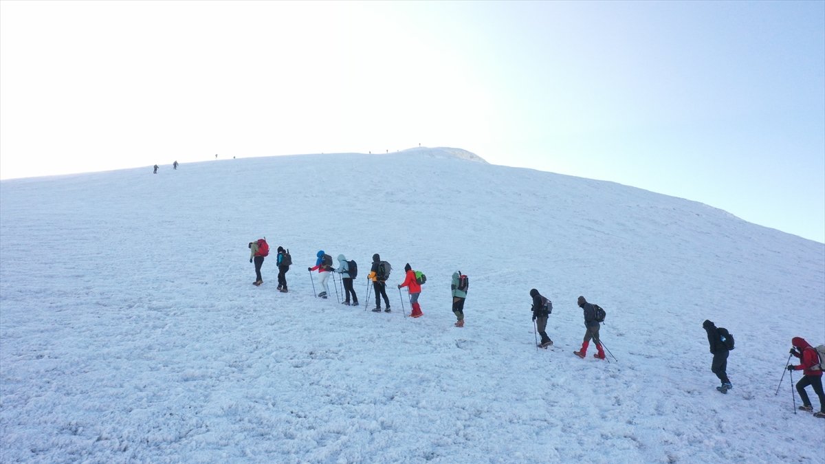 Ağrı Dağı'nın zirvesini kaplayan takke buzulu küresel ısınmanın etkisiyle küçülüyor