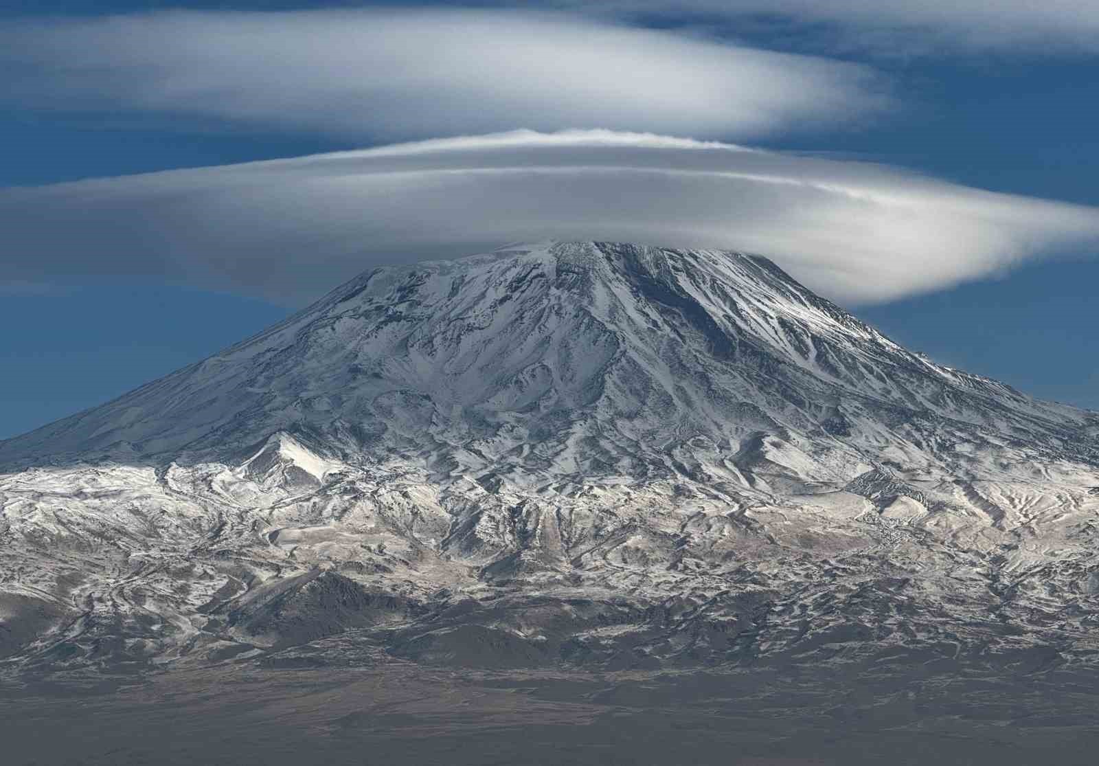 Ağrı Dağı'nın zirvesini mercek bulutu sardı