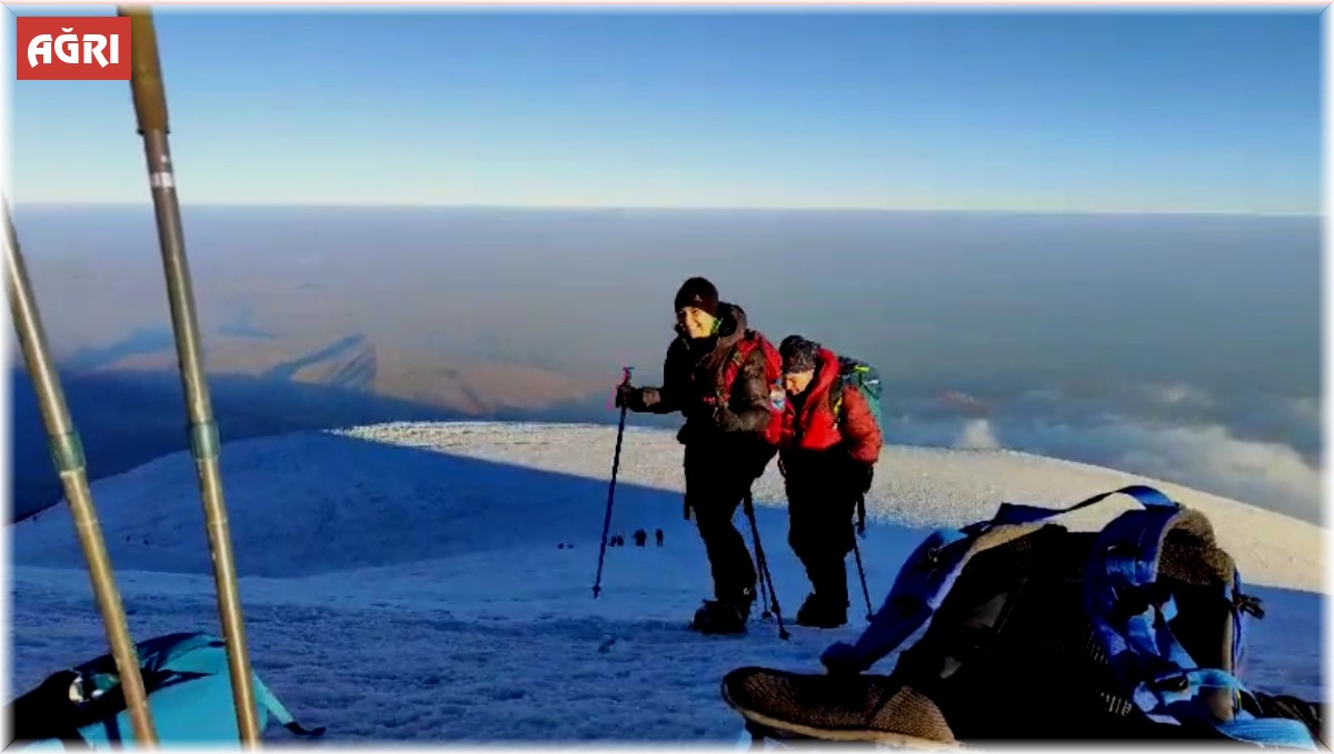 Ağrı Dağı turistleri ağırlamaya devam ediyor