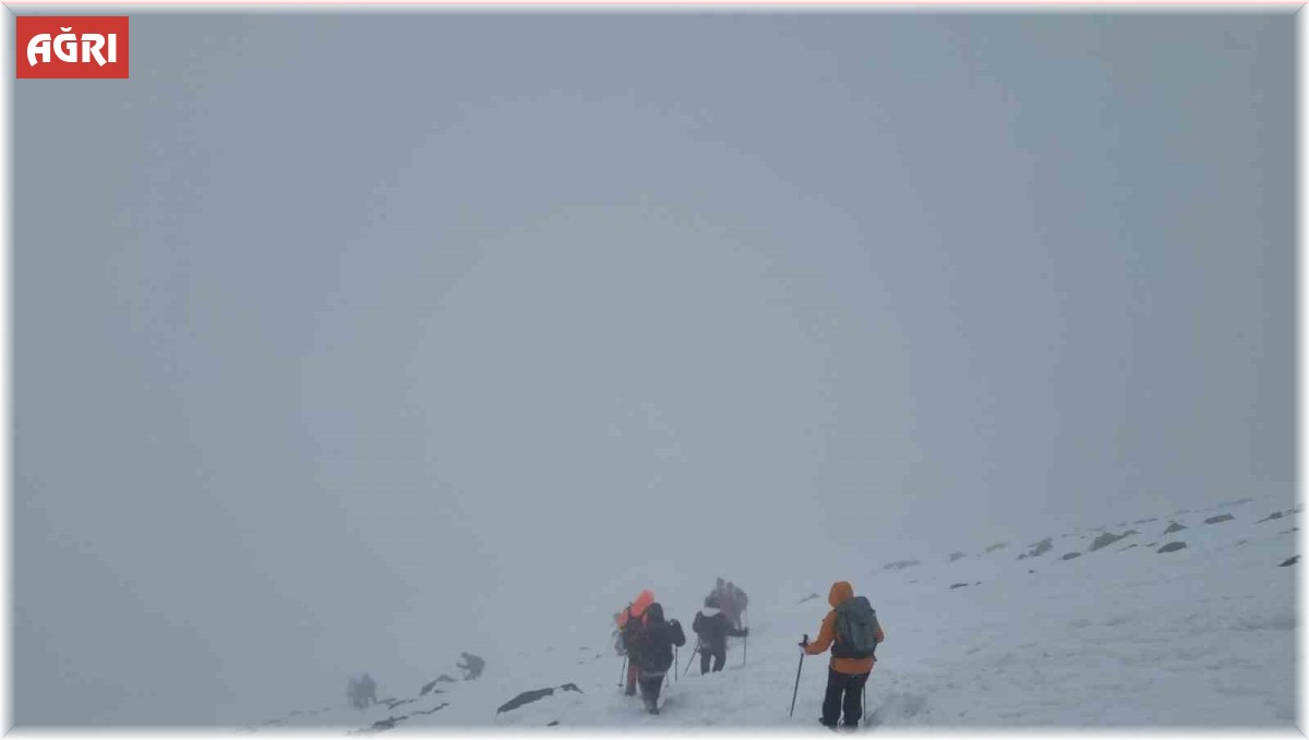 Ağrı Dağı turistleri ağırlamaya devam ediyor